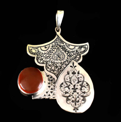Pendentif en argent gravé persan avec pierre précieuse Saphir