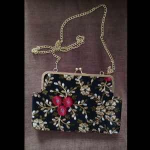 Pochette brodée avec motif floral – Tabasom