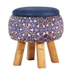 Pouf rond en velours bleu marine avec pieds en bois inspiré de l’art persan