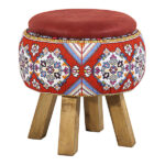 Pouf rond en velours rouge avec pieds en bois inspiré de l’art persan