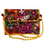 Pochette en velours brodée avec cercles floraux