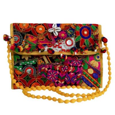 Pochette en velours brodée avec cercles floraux
