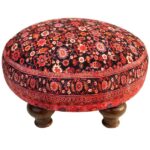 Pouf persan rouge traditionnel avec pieds en bois et tissu en velours rond