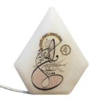Lampe en sel en forme de diamant artisanale avec calligraphie Wa In Yakad