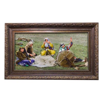 Tapis persan figuratif noué à la main de Tabriz représentant le filage de laine