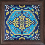 Carreau persan décoratif encadré – Motif de calligraphie : Nafase Bade Saba