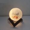 Lampe en sel en forme de globe islamique artisanale avec base en bois et calligraphie du verset Wa In Yakad