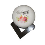 Lampe en sel en forme de globe islamique artisanale avec base en bois et calligraphie du verset Wa In Yakad