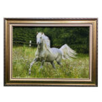 Tapis persan figuratif noué à la main de Tabriz représentant un cheval dans un champ