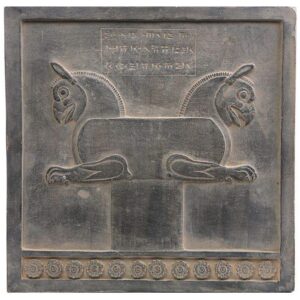 Réplique d’inscription – Chapiteau à tête d’aigle inspiré de l’Antiquité perse