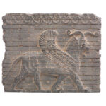 Réplique d’inscription – Lion ailé inspirée de l’Antiquité perse