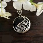 Pendentif en argent gravé persan avec pierre précieuse Agate