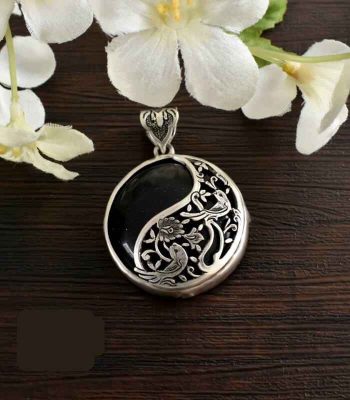 Pendentif en argent gravé persan avec pierre précieuse Agate