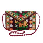 Pochette Velours Ethnique Brodée avec Design Traditionnel Baloutche