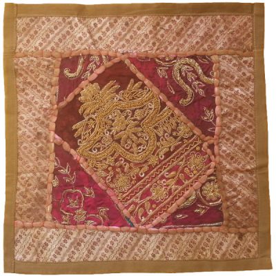 Housse de Coussin Brodée – Design Rouge Foncé