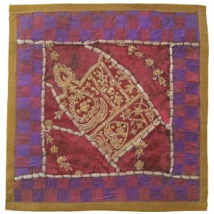 Housse de Coussin Brodée – Design Rose & Violet
