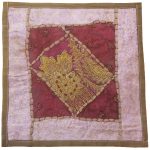 Housse de Coussin Brodée – Design Violet