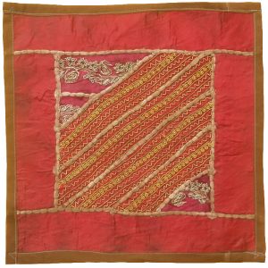 Housse de Coussin Brodée – Design Suzani Rouge