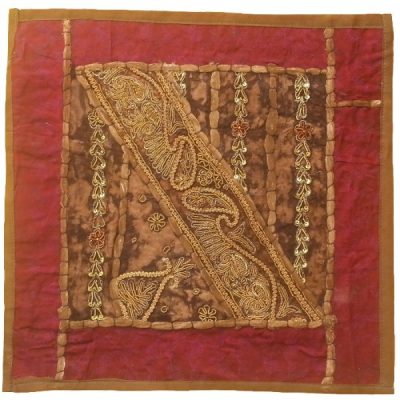 Housse de Coussin Brodée – Design Suzani Rouge avec Motifs Dorés II