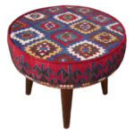 Pouf persan traditionnel avec pieds en bois et tissu en velours bleu marine Arezoo