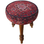 Pouf persan rouge traditionnel avec pieds en bois et tissu en velours Aylin