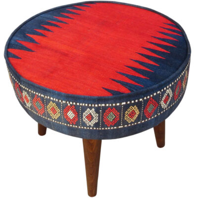 Pouf persan rouge traditionnel avec pieds en bois et tissu en velours bleu marine Farsh