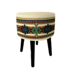 Pouf rond en velours avec pieds en bois inspiré de l’art persan crème Mehr