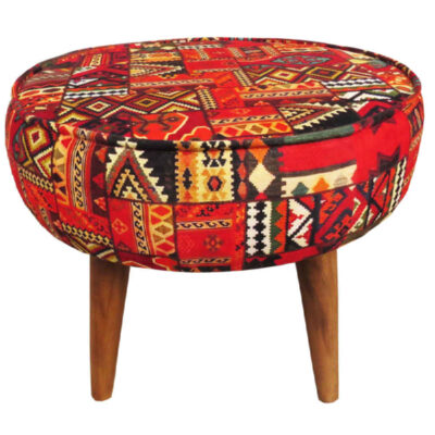 Pouf persan rouge traditionnel avec pieds en bois et tissu en velours Mohana