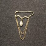 Broche de Sécurité Moderne avec Accent de Diamant – Élégance Glamour