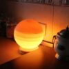 Lampe globe de sel persane – design fait main avec base en bois