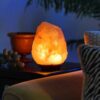 Lampe de sel persane lumineuse – faite main avec base en bois (modèle Tina)