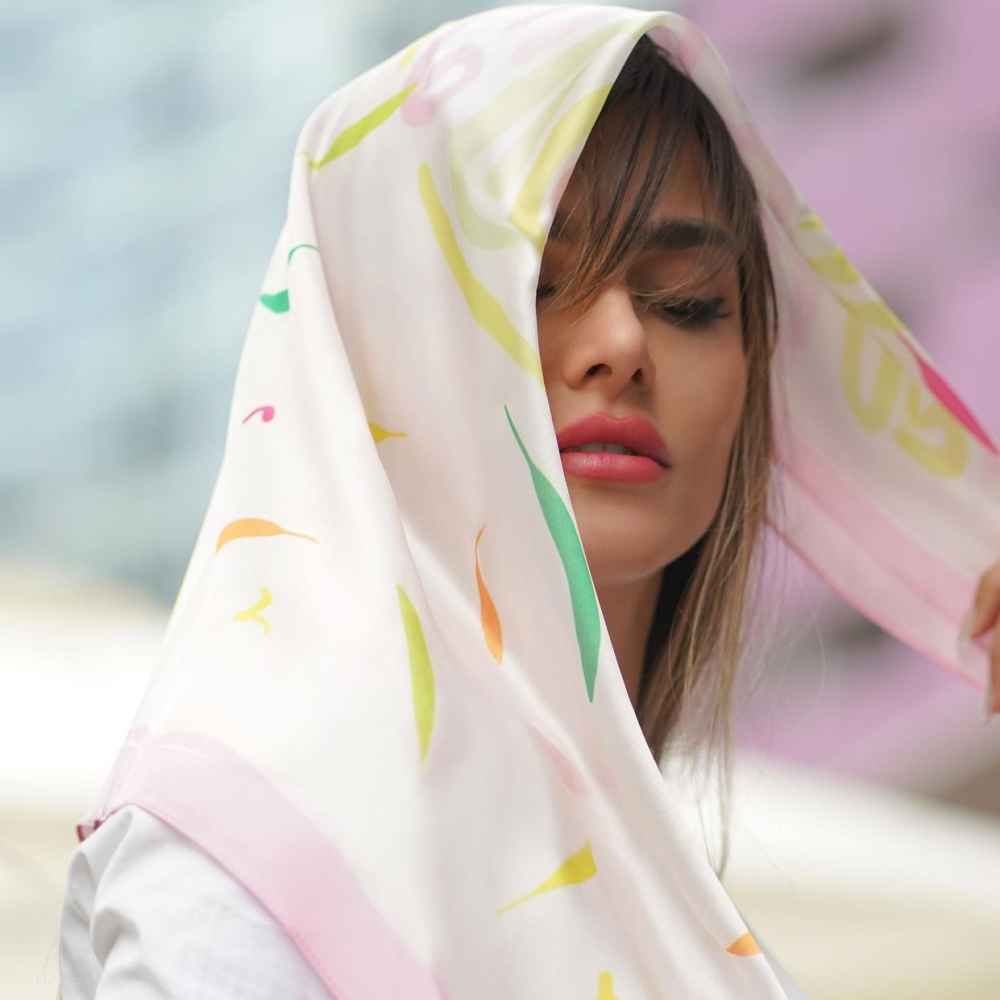 Foulard Miniature en Soie Persane pour Femme - Motif Artistique, Luxueux et Vibrant Arezoo