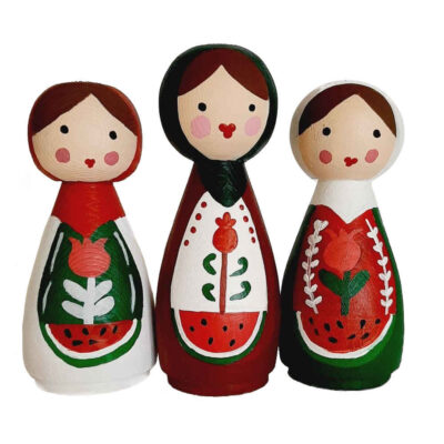 Poupées en Bois au Crochet Fait Main – Célébration de Yalda | Personnages en Bois Artisanaux