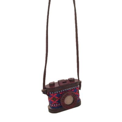 Collier en bois artistique Caméra