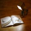 Lampe de bureau en bois fantaisie – dinosaure fait main et réglable