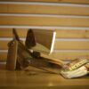 Lampe de bureau en bois fantaisie – chien fait main et réglable