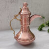 Cafetière traditionnelle arabe en cuivre martelé pour préparer le Qahwa et le café arabe