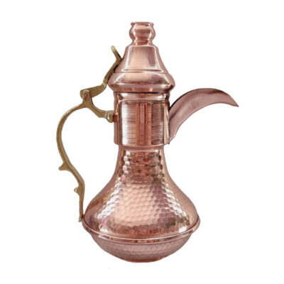 Cafetière traditionnelle arabe en cuivre martelé pour préparer le Qahwa et le café arabe