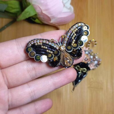 Épinglette féminine faite main perles – Modèle Papillon Noir