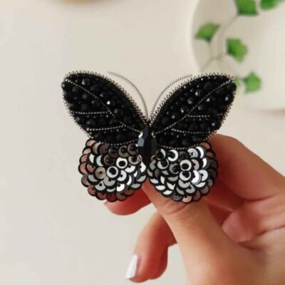 Épinglette féminine faite main perles – Modèle Sombre