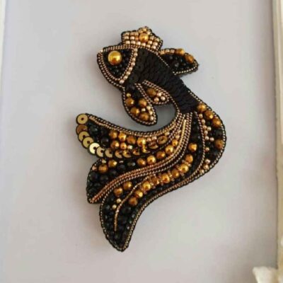 Épinglette féminine faite main perles – Modèle Poisson