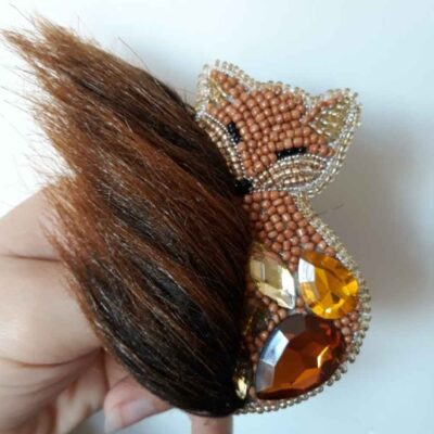 Épinglette féminine faite main perles – Modèle Renard