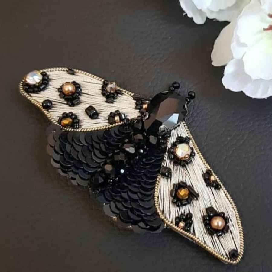Épinglette féminine faite main perles – Design Shaparak