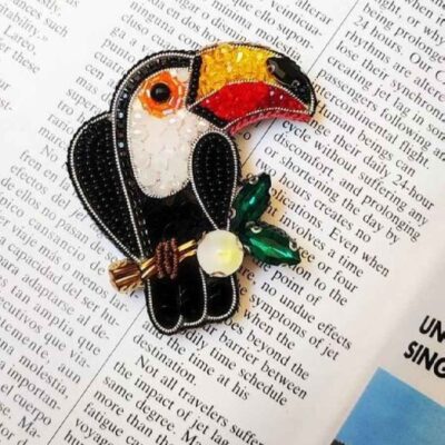 Épinglette féminine faite main perles – Design Toucan