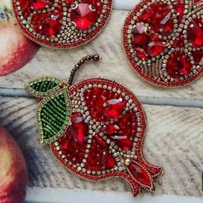 Épinglette féminine faite main perles – Modèle Yalda