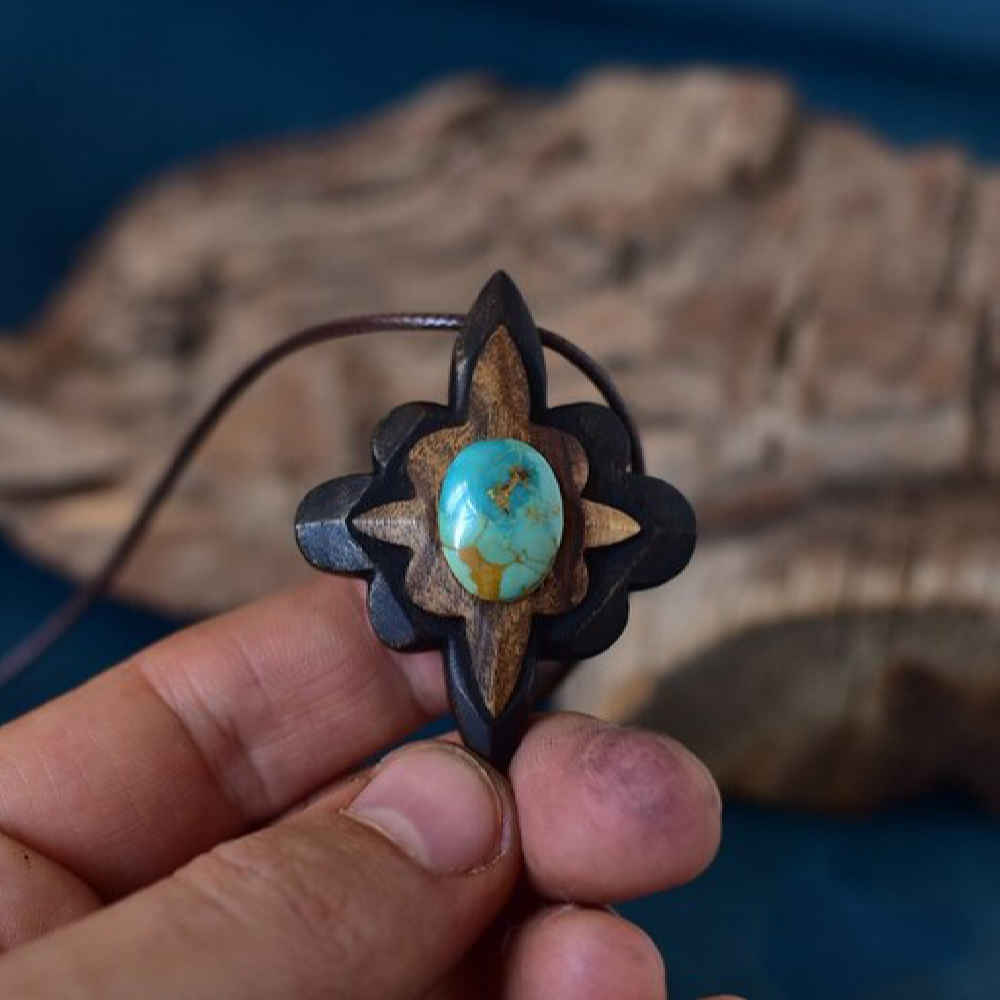 Pendentif en bois sculpté avec pierre turquoise fait main artistique