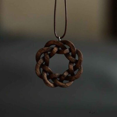 Collier en bois fait main avec style artistique Marpich
