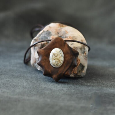 Collier en bois fait main avec style artistique Atila