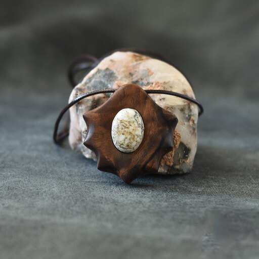 Collier en bois fait main avec style artistique Atila
