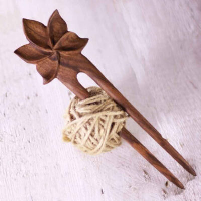 Fourche à Cheveux en Bois Faite à la Main Finition Mate Design Fleur de Lotus Taille Grande